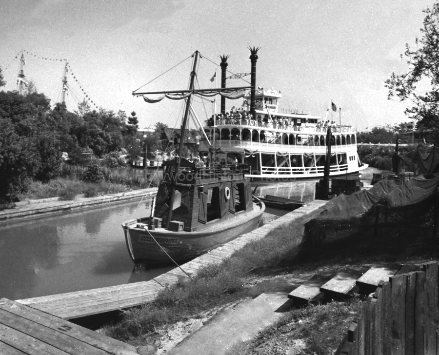 Disneyland 1957 Mark Twain River WM.jpg